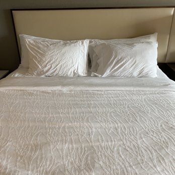 Hilton Garden Inn Lubbock - Wrinkly bed that is supposed to be fresh upon my arrival... looks like someone's already slept here. - Hotels Near Me - Lubbock, Texas