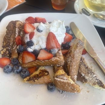 Rooster’s Breakfast and Mimosas - French toast - Breakfast & Brunch Near Me - Sacramento, California