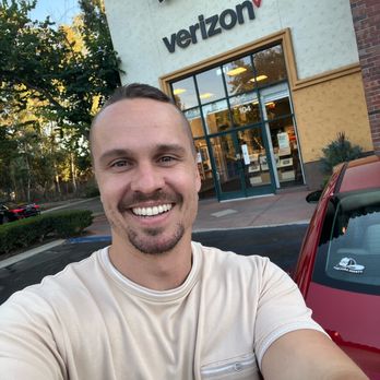 Verizon - In front of the Verizon store - Mobile Phones Near Me - Westlake Village, California