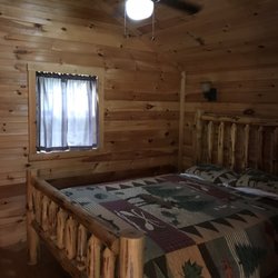 Hidden Valley Camping Resort - Deluxe cabin master bedroom