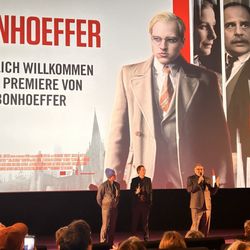 Kino in der Kulturbrauerei - Bonhoeffer -Premiere am 10.3.25 | Links Jonas Dassler (Figur Dietrich Bonhoeffer)