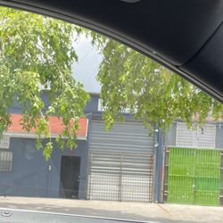 La Guardia Produce and Mini Market - It says open till 6:30 and it looks like it shutdown.