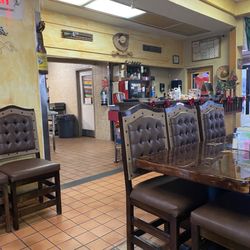 El Tapatio Tres - Dining room