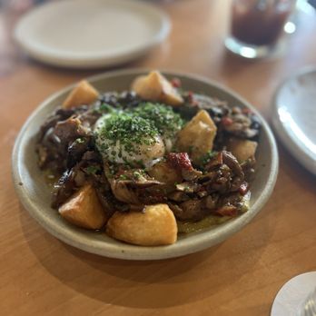 Squable - Oyster mushrooms hash, poached eggs, potatoes, spicy jalapeno cream - Modern European Near Me - Houston, Texas