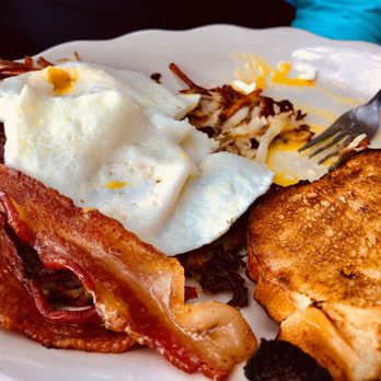 Smoke On The Water - Housemade bacon, hash browns, eggs - American Near Me - Charlevoix, Michigan