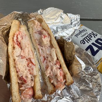 Alive & Kicking Lobsters - Lobster Sandwich - Seafood Near Me - Cambridge, Massachusetts