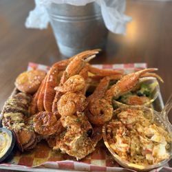 Q’s Crackin’ Crab & Seafood Kitchen - Q's Crackin' Crab Platter