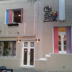 Chiribin - La fachada del salón, con la original y colorida decoración