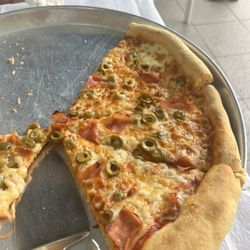 3 Bicas Pub - Olive and ham pizza