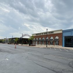 West Erie Plaza - Storefronts