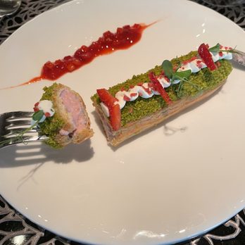 Le Jardinier - Strawberry / Lemon eclair - French Near Me - Miami, Florida