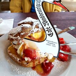 Windbeutelgräfin - Windbeutel Nr 10:Lohengrin Windbeutel mit Erdbeeren, Eis und Sahne