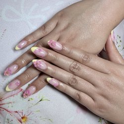 Luxora Nails Spa - 3D flowers