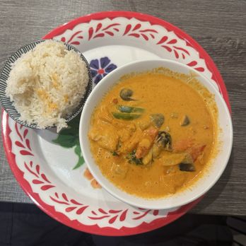 Thai House Kitchen - Pineapple Vegetable Curry with white rice - Thai Near Me - Redondo Beach, California Thai House Kitchen - Pineapple Vegetable Curry with white rice - Thai Near Me - Redondo Beach, California