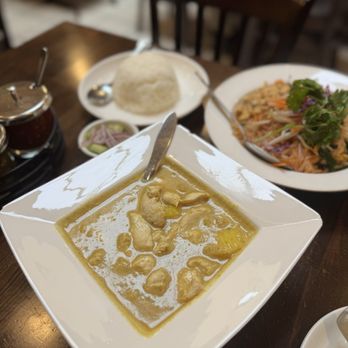 Nakorn Thai SF - Yellow Curry with Chicken - Thai Near Me - San Francisco, California Nakorn Thai SF - Yellow Curry with Chicken - Thai Near Me - San Francisco, California