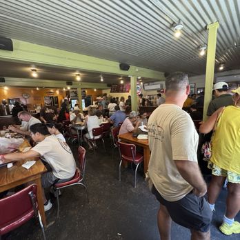 Franklin Barbecue - Communal Dining - Barbeque Near Me - Austin, Texas