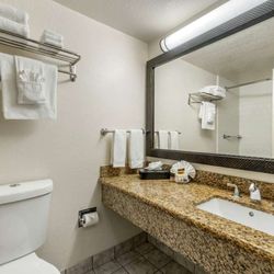 Best Western Plus South Bay Hotel - Guest Bathroom