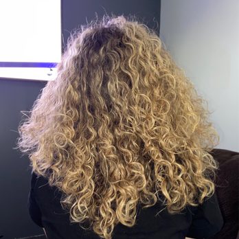 Salon Mia Bella - Asked for ouidad cut and this is what i got ! Ended up with embarrassing hair PLUS wasting $100 ! - Hair Stylists Near Me - Burbank, California