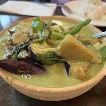 Praya Thai - Green curry with less pork & more eggplant - Thai Near Me - Las Vegas, Nevada Praya Thai - Green curry with less pork & more eggplant - Thai Near Me - Las Vegas, Nevada