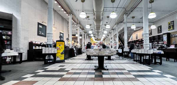 Barnes & Noble by null