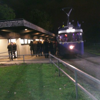 Cosmic Tram - Pause am Ackermannbogen. Hier dürfen die Tänzer aussteigen und kostenlos auf Toilette gehen - Dance Clubs Near Me - Munich, BY