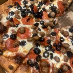Guido's Pizza & Pasta - Pizza pepperoni and sausage with black olives