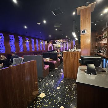 Deedar's Restaurant - Inside - Seafood Near Me - Vaughan, Ontario