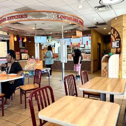 Popeyes Louisiana Kitchen - Cheerful interior