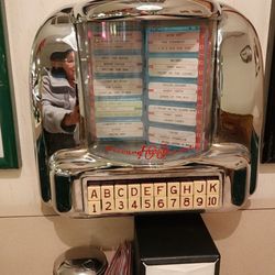 Schoops Hamburgers - Old school jukebox at a dining booth.
