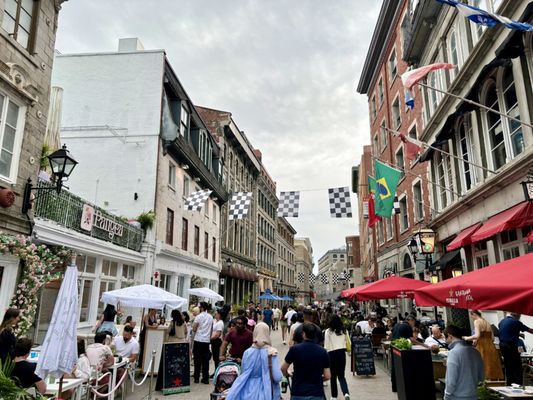 Rue St-Paul Ouest by null