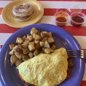 Squeeze In - Omelet with red pepper and sausage w potatoes & English muffin - American Near Me - Las Vegas, Nevada