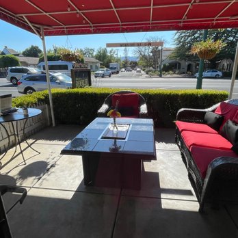 Roger Roessler Wines - Patio seating - Wine Tasting Room Near Me - Sonoma, California