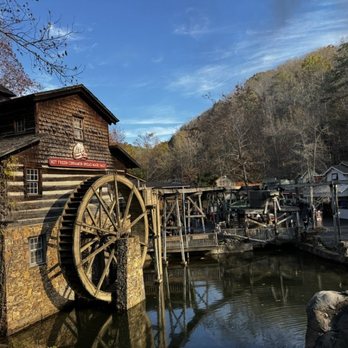 Dollywood - The side of a cute store - Amusement Parks Near Me - Pigeon Forge, Tennessee