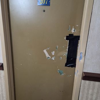 Days Inn by Wyndham Niles - Door is missing a Keycard lock - Hotels Near Me - Niles, Ohio Days Inn by Wyndham Niles - Door is missing a Keycard lock - Hotels Near Me - Niles, Ohio