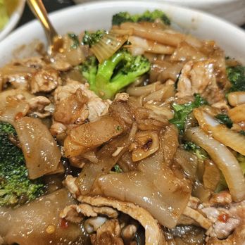 Thai Basil  - Drunken noodle (3.5/5) - Thai Near Me - Chantilly, Virginia