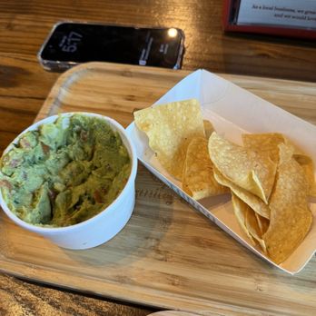 Turco Taco - Guacamole w Chips - a little skimpy on the chips - Mexican Near Me - Naples, Florida