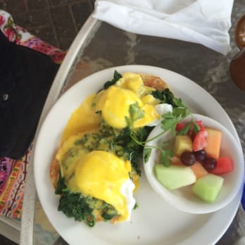 The Palm House - Spinach and tomato eggs Benedict - American Near Me - Juno Beach, Florida