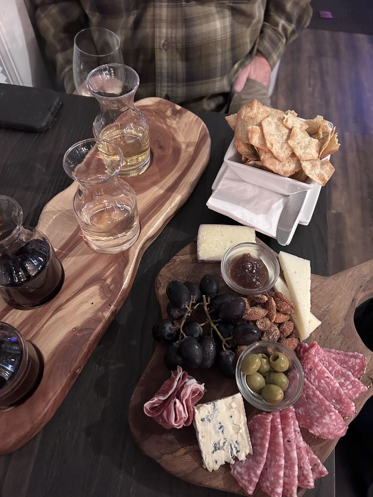 Eqwine Wine Bar Logo