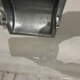 No bathroom tissue paper No bathroom tissue paper