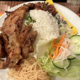 Grilled pork with broken rice Grilled pork with broken rice
