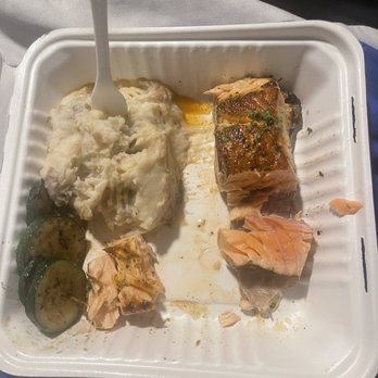 Ruby Tuesday Moanalua - Salmon, mashed potatoes, grilled zucchini - American Near Me - Honolulu, Hawaii Ruby Tuesday Moanalua - Salmon, mashed potatoes, grilled zucchini - American Near Me - Honolulu, Hawaii
