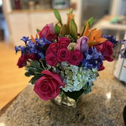 Ordered the Deluxe Designer's Choice Birthday Design arrangement through DoorDash. It was beautiful and was delivered within the hour.