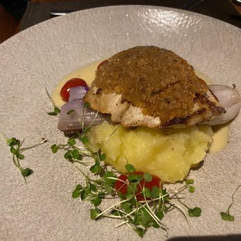 Manta - Mac Nut Encrusted MahiMahi - Hawaiian Near Me - Kamuela, Hawaii