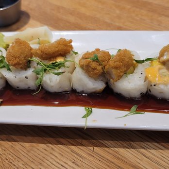 Earls Kitchen + Bar - How is this crispy shrimp roll ???? The presentation of the sushi has changed DRAMATICALLY and I'm confused. - New American Near Me - McLean, Virginia