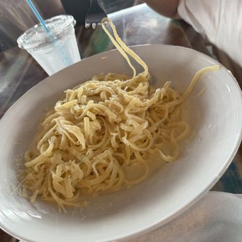 Wahoo's Bar & Grill - Kids Fettuccini Alfredo - Seafood Near Me - Islamorada, Florida Wahoo's Bar & Grill - Kids Fettuccini Alfredo - Seafood Near Me - Islamorada, Florida