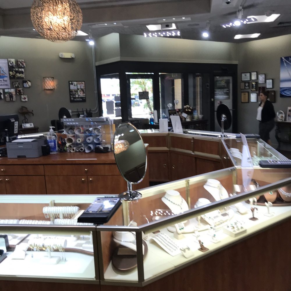 Gold & Diamond Source - Jewelry case of necklaces - Jewelry Near Me - Clearwater, Florida Gold & Diamond Source - Jewelry case of necklaces - Jewelry Near Me - Clearwater, Florida