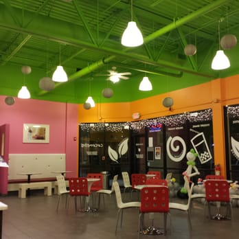 Cocomero Oswego - Large seating area. - Ice Cream & Frozen Yogurt Near Me - Oswego, Illinois