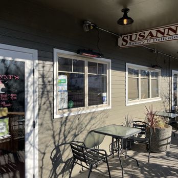 Susannes Bakery - Outside patio seating and entrance - Delis Near Me - Gig Harbor, Washington