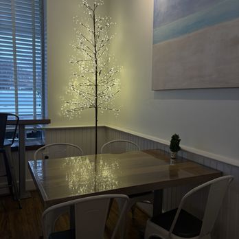 Shoredog Cafe - Seating - Cafes Near Me - Richmond, Virginia