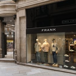 Frank Store - Escaparate de Frank Store en Ourense.
En este escaparate se pueden apreciar piezas de Isabel Marant, Drole de Monsieur, Represent y Veja.